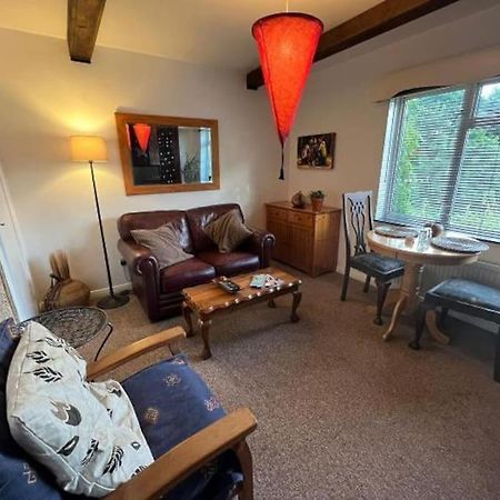 Cosy Private Accommodation In Corsham, Near Bath Extérieur photo